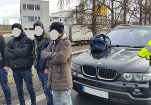 Policisté zadrželi v neděli cizince, který v autě převážel 8 nelegálních migrantů z Iráku