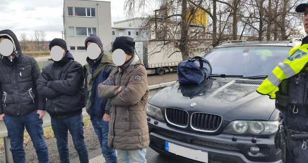 Šílená honička na D2, cizinec v BMW ujížděl policistům s osmi nelegálními migranty