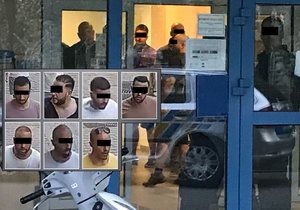 Policie zadržela skupinu cizinců, kteří jsou podezřelí z napadení číšníka v centru Prahy.