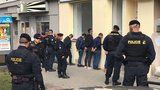 V mercedesu jelo sedm cizinců: Policie muže prověřila, šest z nich nemělo doklady