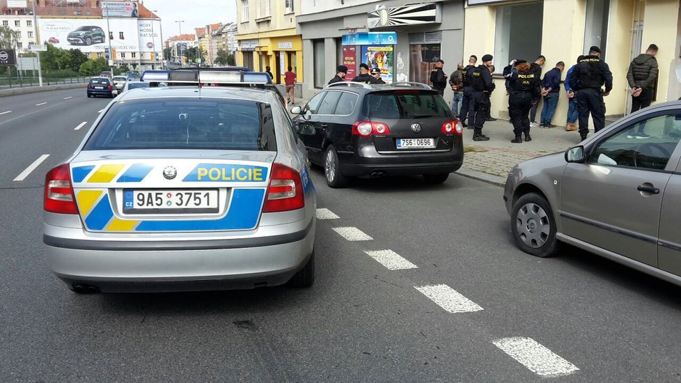 Policisté prověřují sedm cizinců.