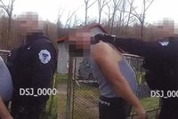 Znásilním vás, popravím, odříznu hlavu zaživa: Opilý cizinec hrozil policii i strážníkům, na jednoho zaútočil