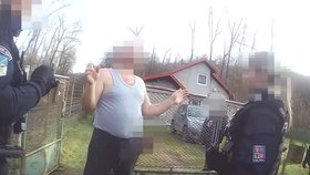 Opilý cizinec v Kralupech nad Vltavou vyhrožoval policii i strážníkům, na jednoho zaútočil.