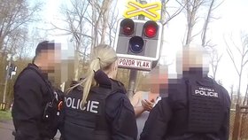Opilý cizinec v Kralupech nad Vltavou vyhrožoval policii i strážníkům, na jednoho zaútočil.