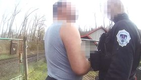Opilý cizinec v Kralupech nad Vltavou vyhrožoval policii i strážníkům, na jednoho zaútočil.