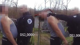 Opilý cizinec v Kralupech nad Vltavou vyhrožoval policii i strážníkům, na jednoho zaútočil.