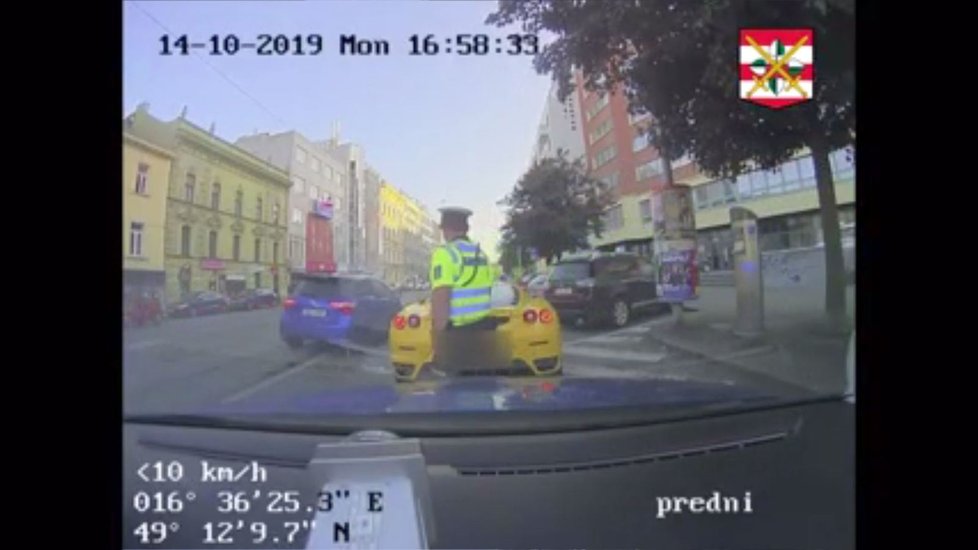 Nepřehlédnutelné žluté ferrarri a k tomu ještě dopravní přestupek. Z policejní kontroly šoféra se zjistilo, že je na něj vydán evropský zatykač.