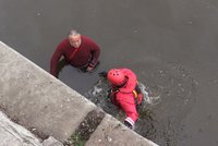 Skočil ze Štefánikova mostu do Vltavy: Podchlazeného cizince hasiči tahali z vody