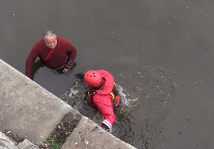 Cizince museli z vody vytahovat hasiči. Muž byl silně podchlazený.