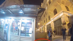 VIDEO: Agresivní cizinec (27) řádil v centru Prahy. „F*ck you!“ křičel na strážníky