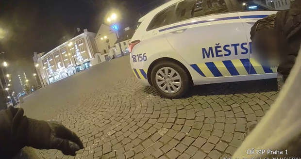Cizinec řádil na náměstí Republiky. Na strážníky řval "fuck you"