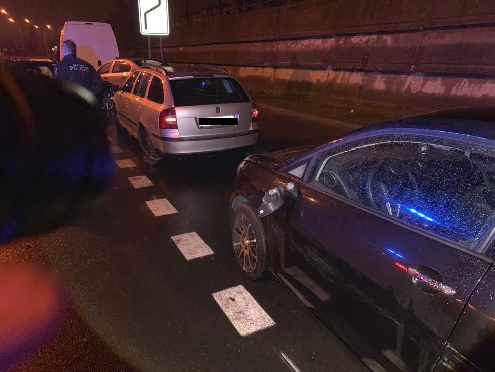 Cizinec v Ocelkově ulici naboural několik aut, nadýchal 1,45 promile.