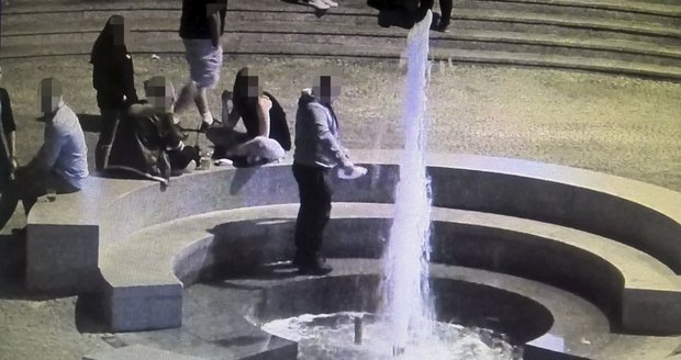 Cizinec nalil saponát do fontány v Plzni.