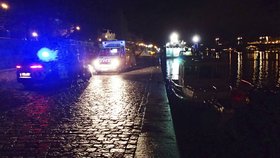 Podnapilý cizinec spadl do Vltavy. Přes hodinu volal o pomoc. Strážníci ho vysvlékli a předali záchranářům