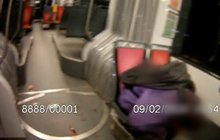 V tramvaji zbil  cizince do krve 