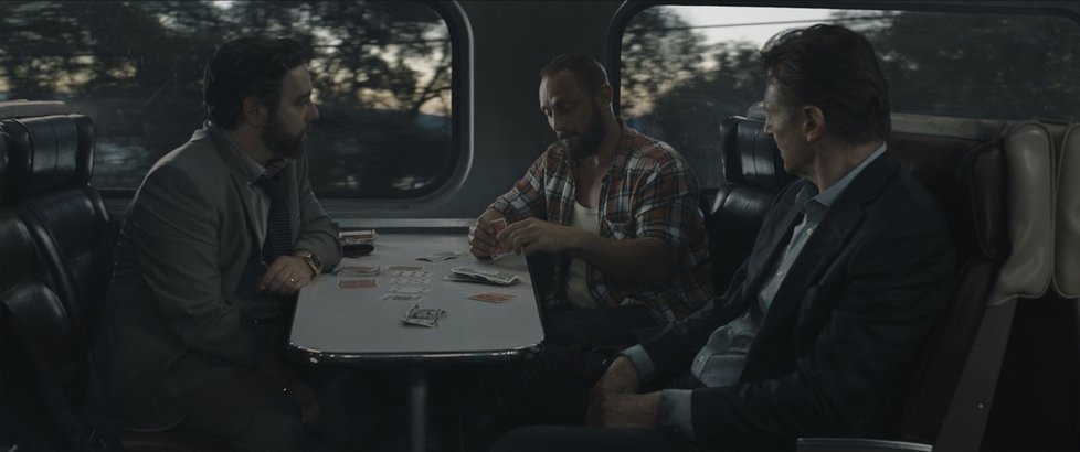 Cizinec ve vlaku: Podezřelá nabídka a Liam Neeson v překvapivě dobré akci od 18. 1. 2018 i v českých kinech.