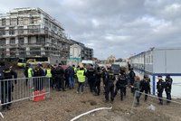 Z tohohle výdělku nic nebude: Pražští policisté odhalili na staveništi 32 ilegálních dělníků