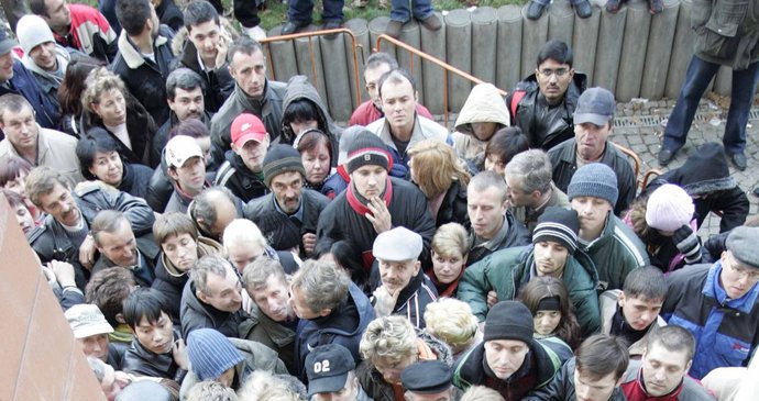 Ještě před několika lety cizinci stály několikahodinové fronty. Teď už takové fronty zažívají jen po ránu.