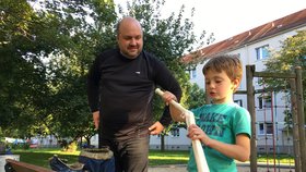 Petr Čižmár a jeho syn David se přestěhovali z Berlína do Drážďan. Bydlí v novém bytě a David začal chodit do školy.