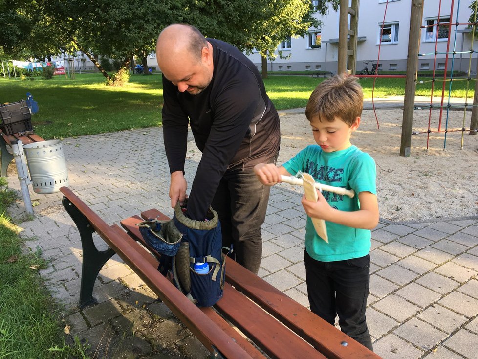 Petr Čižmár a jeho syn David se přestěhovali z Berlína do Drážďan. Bydlí v novém bytě a David začal chodit do školy.