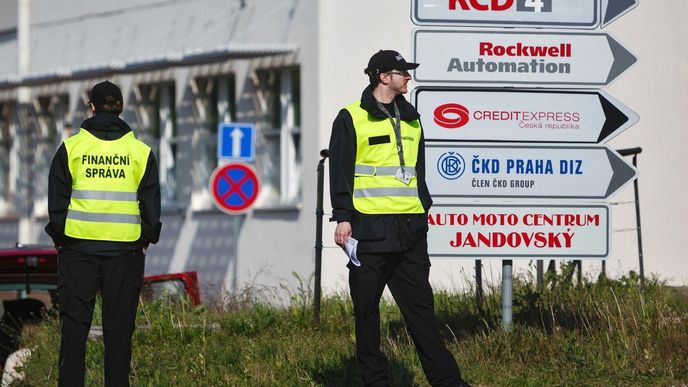 Záběry loňského zásahu policie a finanční správy ve firmě ČKD Praha DIZ