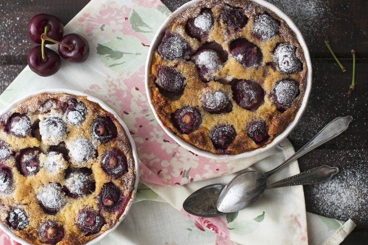 Clafoutis vás příjemně překvapí svojí vláčnou konzistencí, vzdáleně připomínající pudink