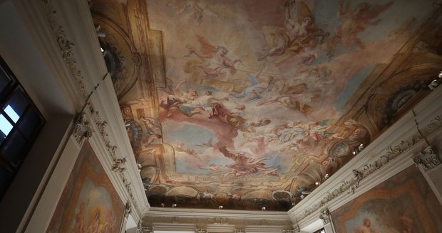 Velkolepé vstupní schodiště paláce zdobí pestrobarevné fresky.