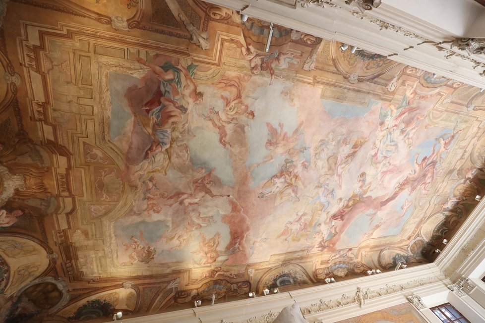Palác zdobí pestrobarevné fresky.
