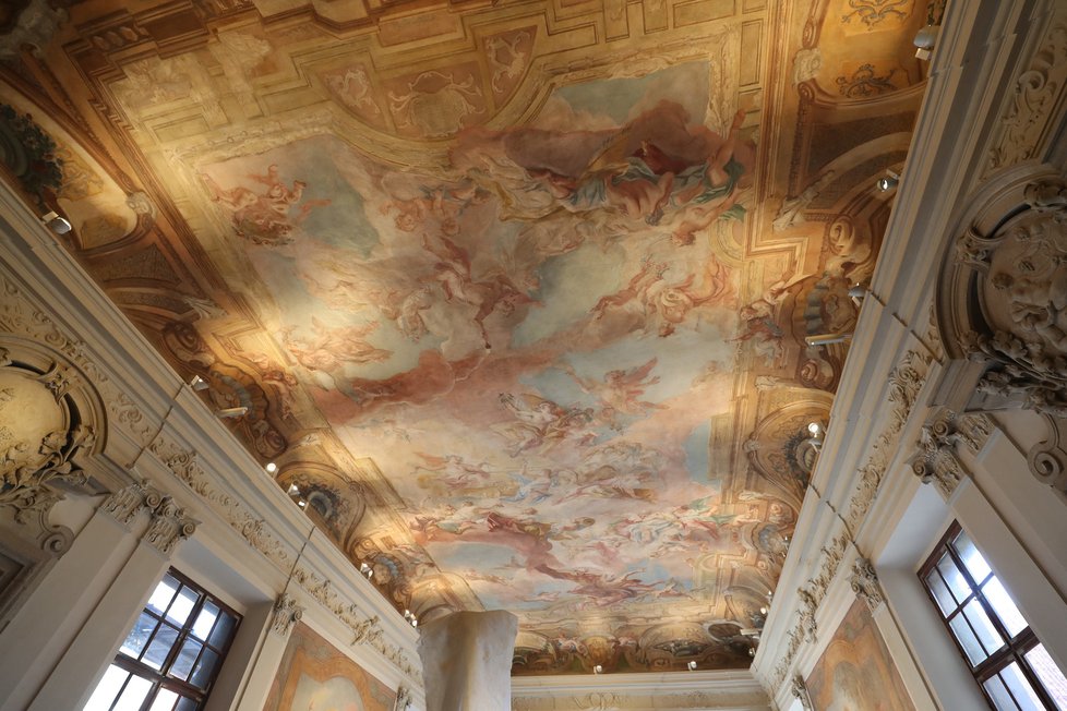 Palác zdobí pestrobarevné fresky.