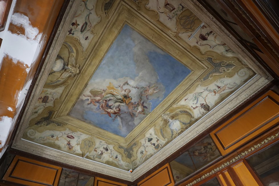Interiéry Clam-Gallasova paláce jsou bohatě zdobené.