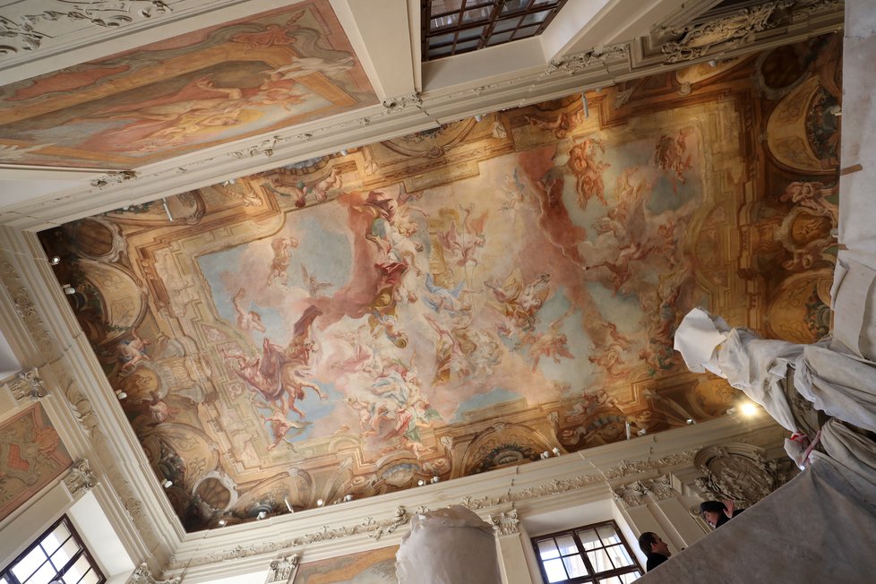 Interiéry Clam-Gallasova paláce jsou bohatě zdobené.