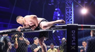 Clash of the Stars 9: Starosta Novotný poráží Godlu! Herce odvezla sanitka Clash of the Stars 9: Starosta Novotný poráží Godlu! Herce odvezla sanitka