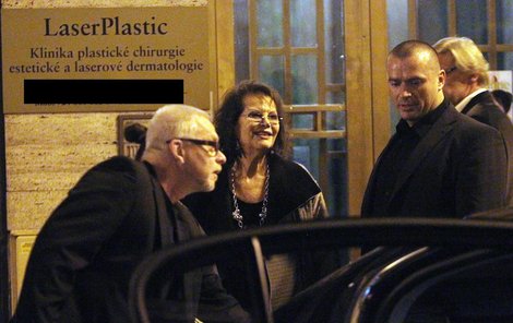 Claudia Cardinale před klinikou plastické chirurgie, jejíchž služeb ovšem nevyužila…