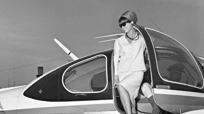 Italská herečka Claudia Cardinale vystupuje z aerotaxi po příletu na Mezinárodní filmový festival v Karlových Varech, 1964.