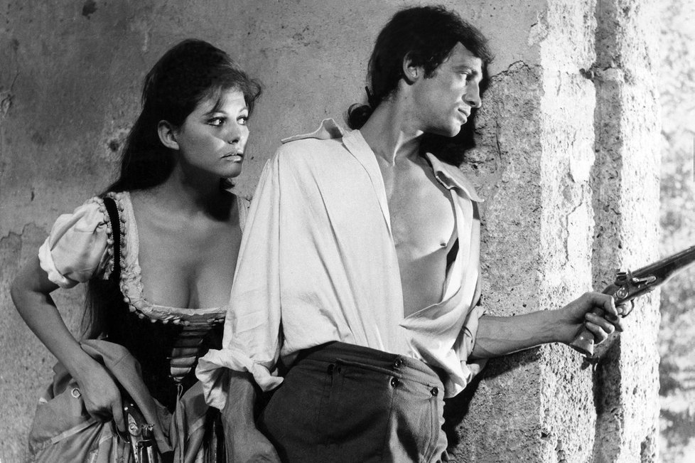 Claudia Cardinale a Jean-Paul Belmondo ve filmu Cartouche