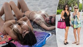 Claudia Romani a Carol Paredes na pláži v Miami vytasily svá bujná ňadra, než doktoři Carol silikony z těla vyndají.