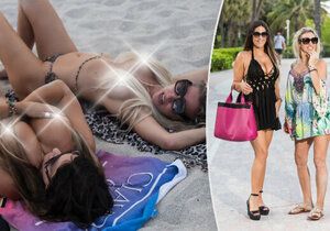 Claudia Romani a Carol Paredes na pláži v Miami vytasily svá bujná ňadra, než doktoři Carol silikony z těla vyndají.