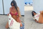 Claudia Romaniová předváděla sexy pózy na pláži.