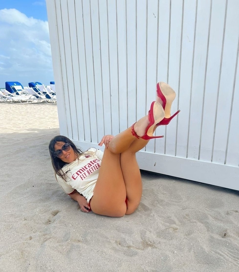 Claudia Romaniová předváděla sexy pózy na pláži.