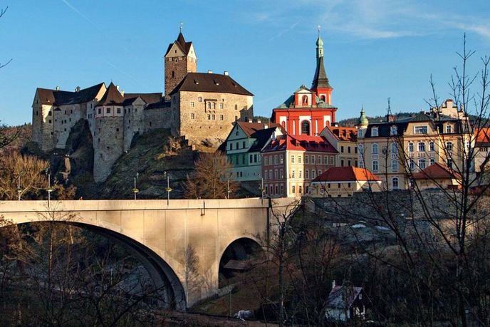 Členité panoráma Lokte s hradem a barokním kostelem sv. Václava. Krásný řetězový most byl v roce 1936 nahrazen moderním betonovým.