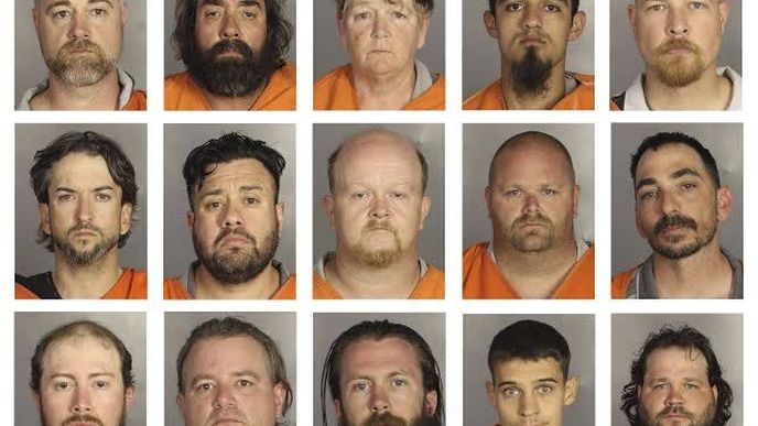 Členové motorkářských gangů jsou ve vazbě, šerif zveřejnil jejich fotky   