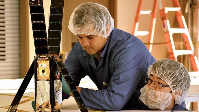 členové týmu Lightsail Alex Diaz a Riki Munakata kontrolují stav satelitu LightSail-A