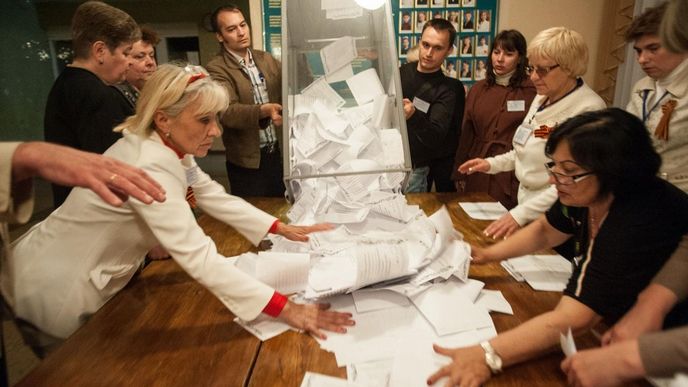 členové volební komise v Doněcku sčítají hlasy referenda