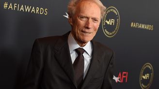 Clint Eastwood žaluje na dvacet konopných firem. Zneužívají moje jméno, tvrdí