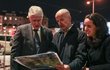 Americký exprezident Bill Clinton u bulváru pojmenovaném po Madeleine Albrightové na pražském Smíchově.