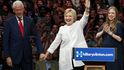 Bill Clinton na volebním mítinku své ženy Hillary společně s jejich dcerou Chelsea.