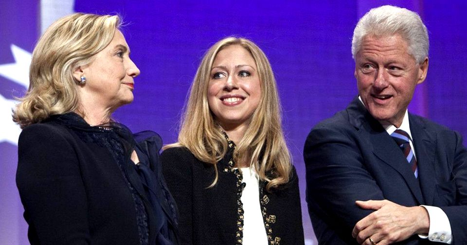 Bill Clinton a jeho manželka Hillary se těší z vnoučátka. Dcera Chelsea porodila dcerku