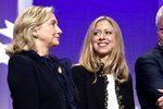 Bill Clinton a jeho manželka Hillary se těší z vnoučátka. Dcera Chelsea porodila syna.