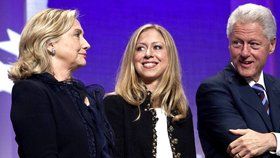 Bill Clinton a jeho manželka Hillary se těší z vnoučátka. Dcera Chelsea porodila syna.