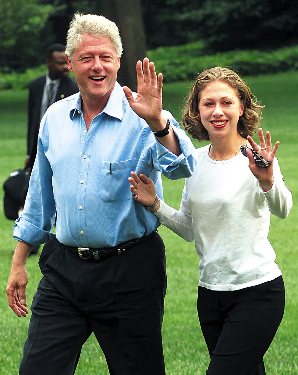 Bill, ještě jako americký prezident, mává se svou dcerou Chelsea novinářům